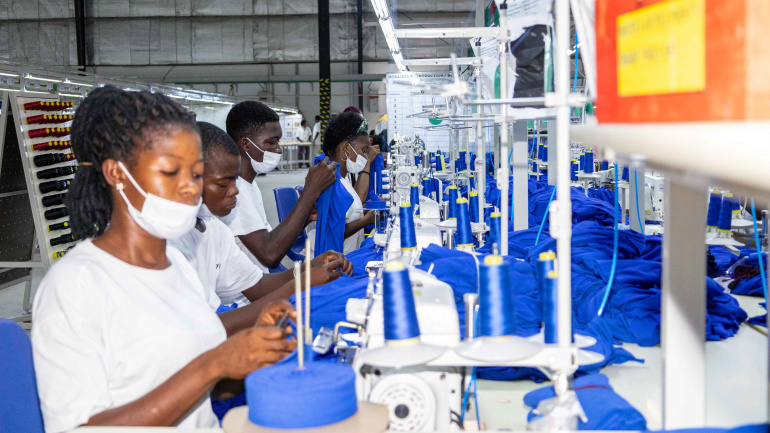 Jeunes professionnels togolais travaillant dans une unité textile à la Plateforme industrielle d’Adétikopé