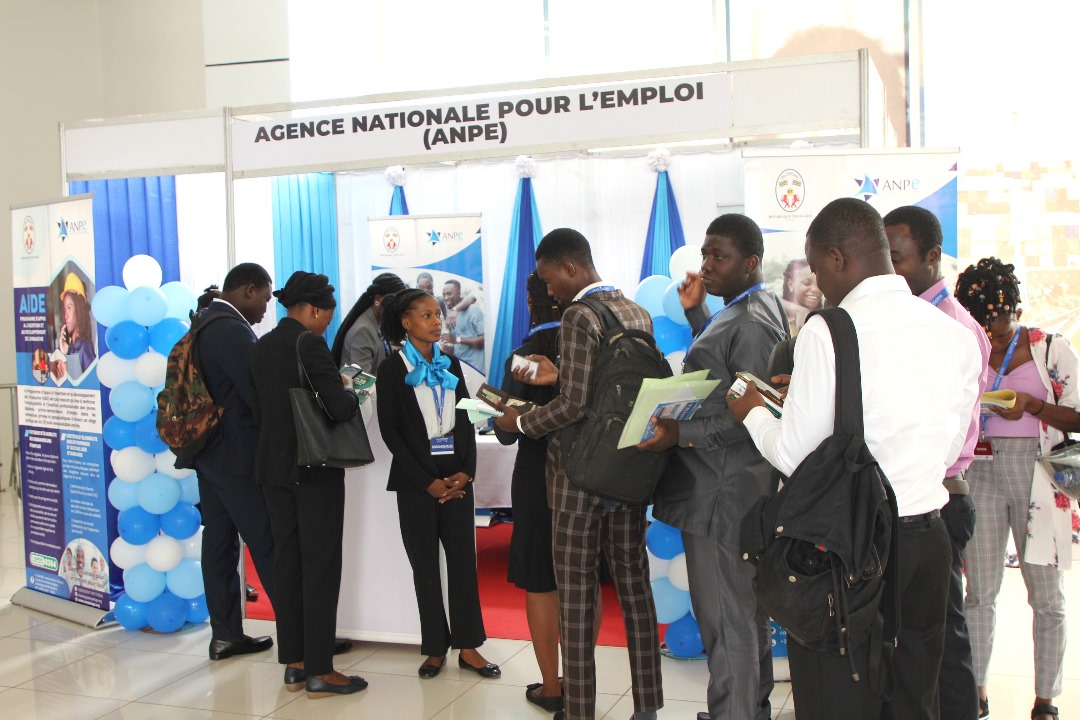 Agents de l’Agence nationale pour l’emploi accueillant et informant les usagers au Togo