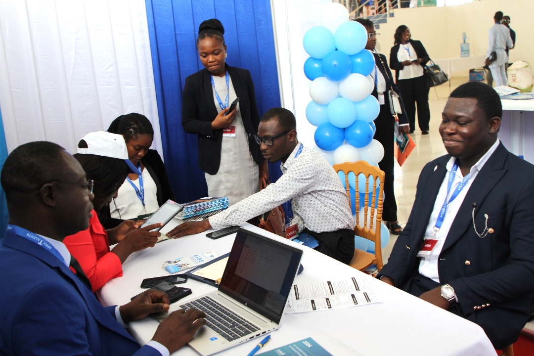 Professionnels et conseillers échangeant autour de documents lors d’une activité de l’ANPE Togo